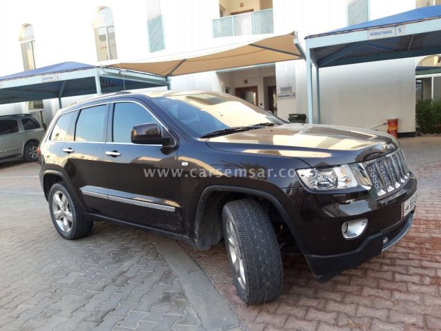 2013 جيب جراند شيروكي سومت للبيع في قطر سيارات قطر للبيع