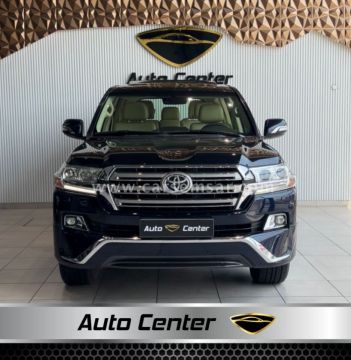 2017 Toyota Land Cruiser GXR V8