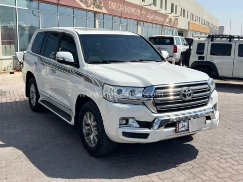 2017 Toyota Land Cruiser GXR V8
