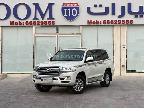 2017 Toyota Land Cruiser GXR V8