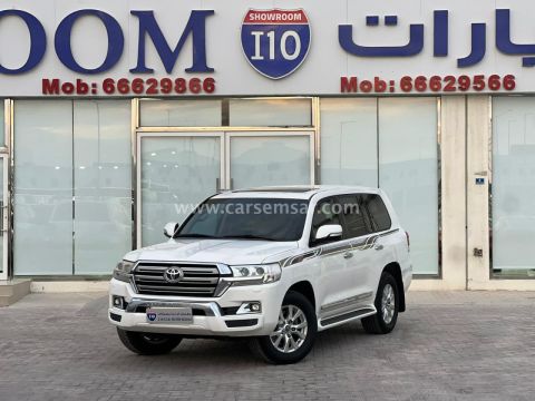 2017 Toyota Land Cruiser GXR V8