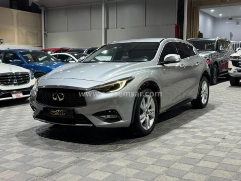 2018 إنفينيتي Q 30