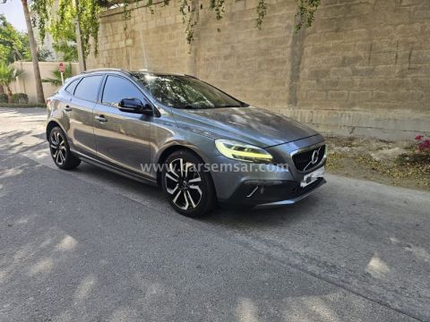 2019 فولفو V40