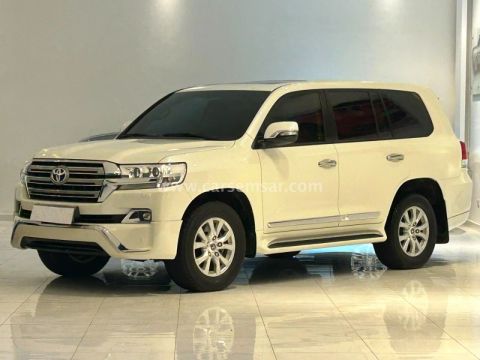 2017 Toyota Land Cruiser GXR V8