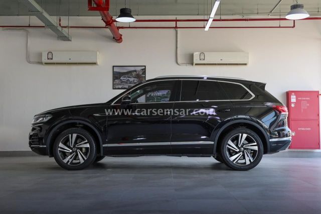 2023 Volkswagen Touareg — photo 2 for sale in Qatar