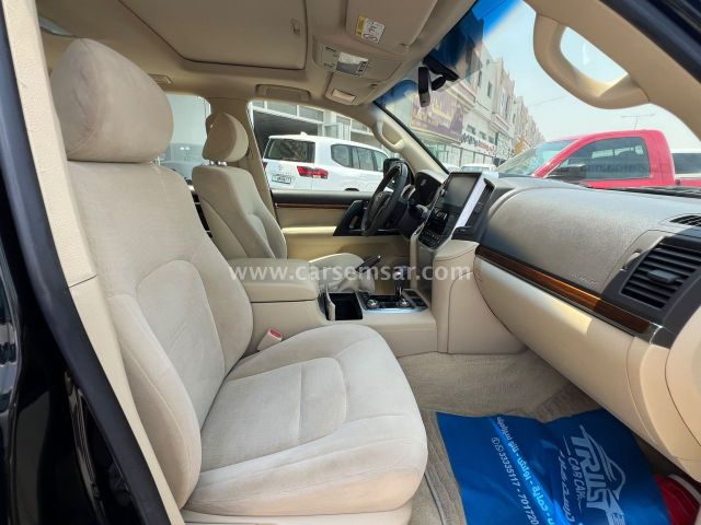 2017 Toyota Land Cruiser GXR — photo 2 for sale in Qatar