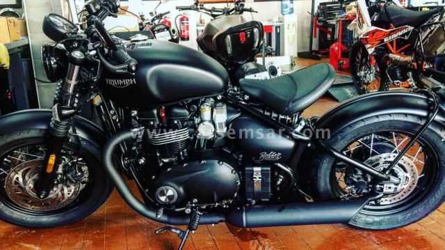 TRIUMPH BONNEVILLE BOBBER BLACK